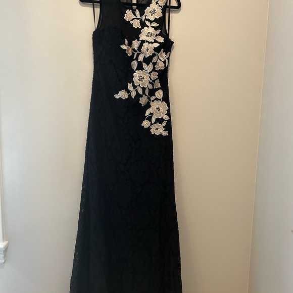 Betsy & Adam Gown - Lace-Mesh-Floral Lined Gown. Black/White Size 12 - Picture 6 of 8